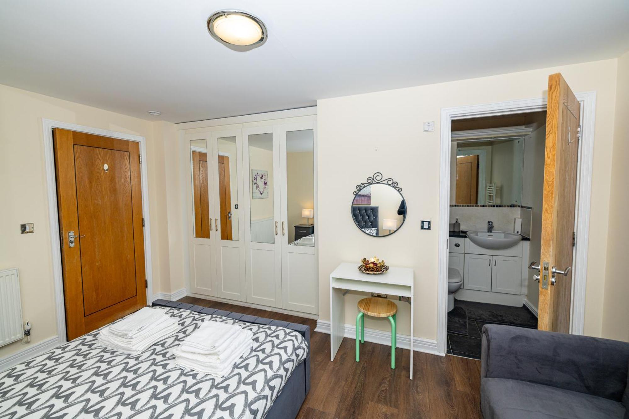 Two Bed Near Canary Wharf Apartment *