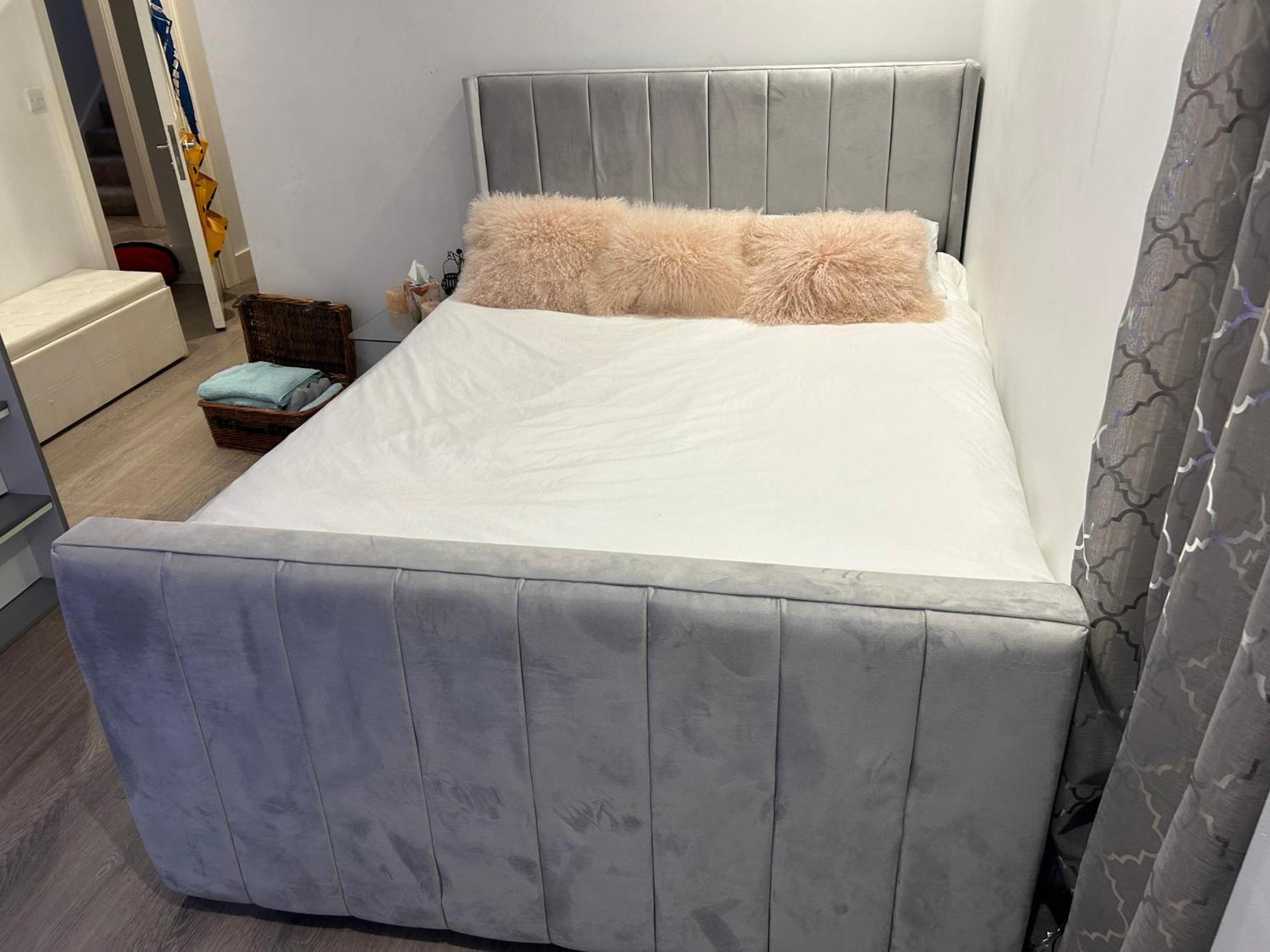 Quarto em Acomodações Particulares Beautiful Double In A Location Next To Various Tube Stations With Breakfast And Yoga Options Available On Site Londres