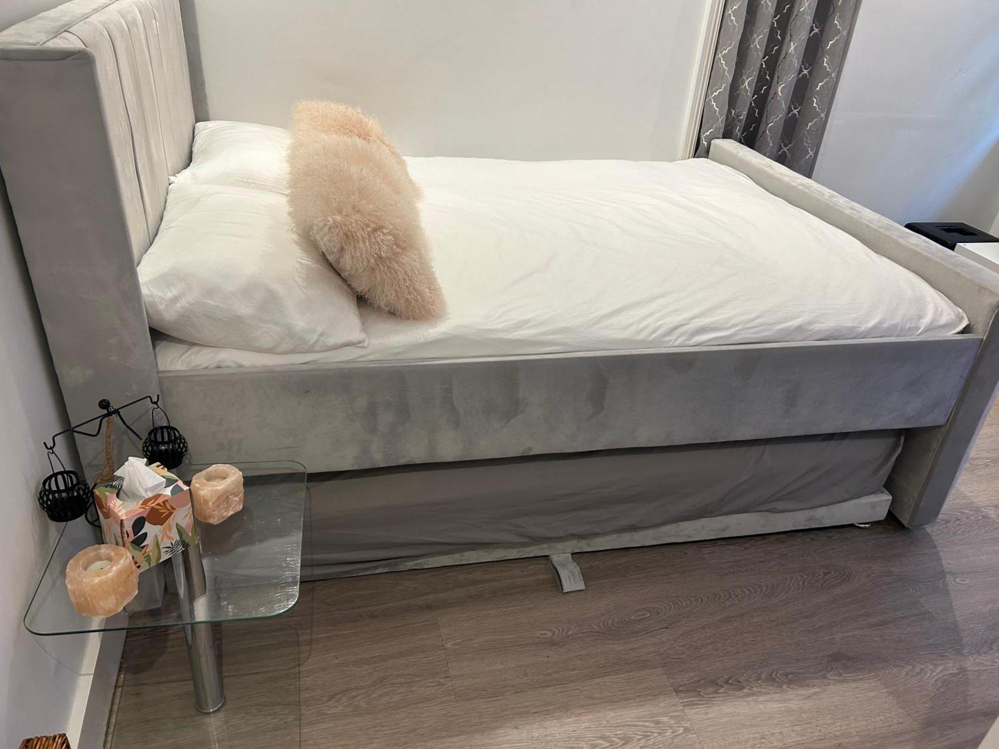 Beautiful Double In A Location Next To Various Tube Stations With Breakfast And Yoga Options Available On Site Habitación en casa particular *