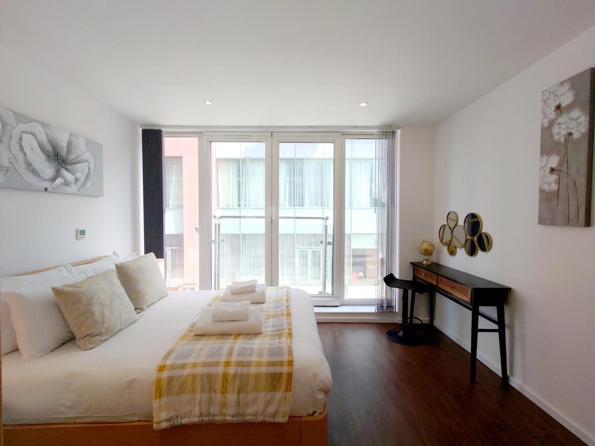 Fully Serviced Two Bed By Excel & O2