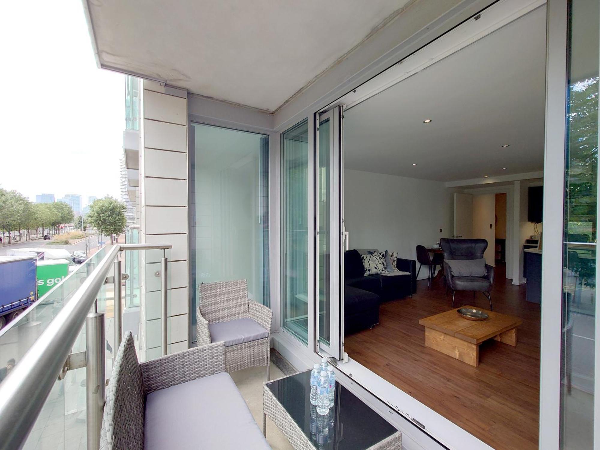 Fully Serviced Two Bed By Excel & O2
