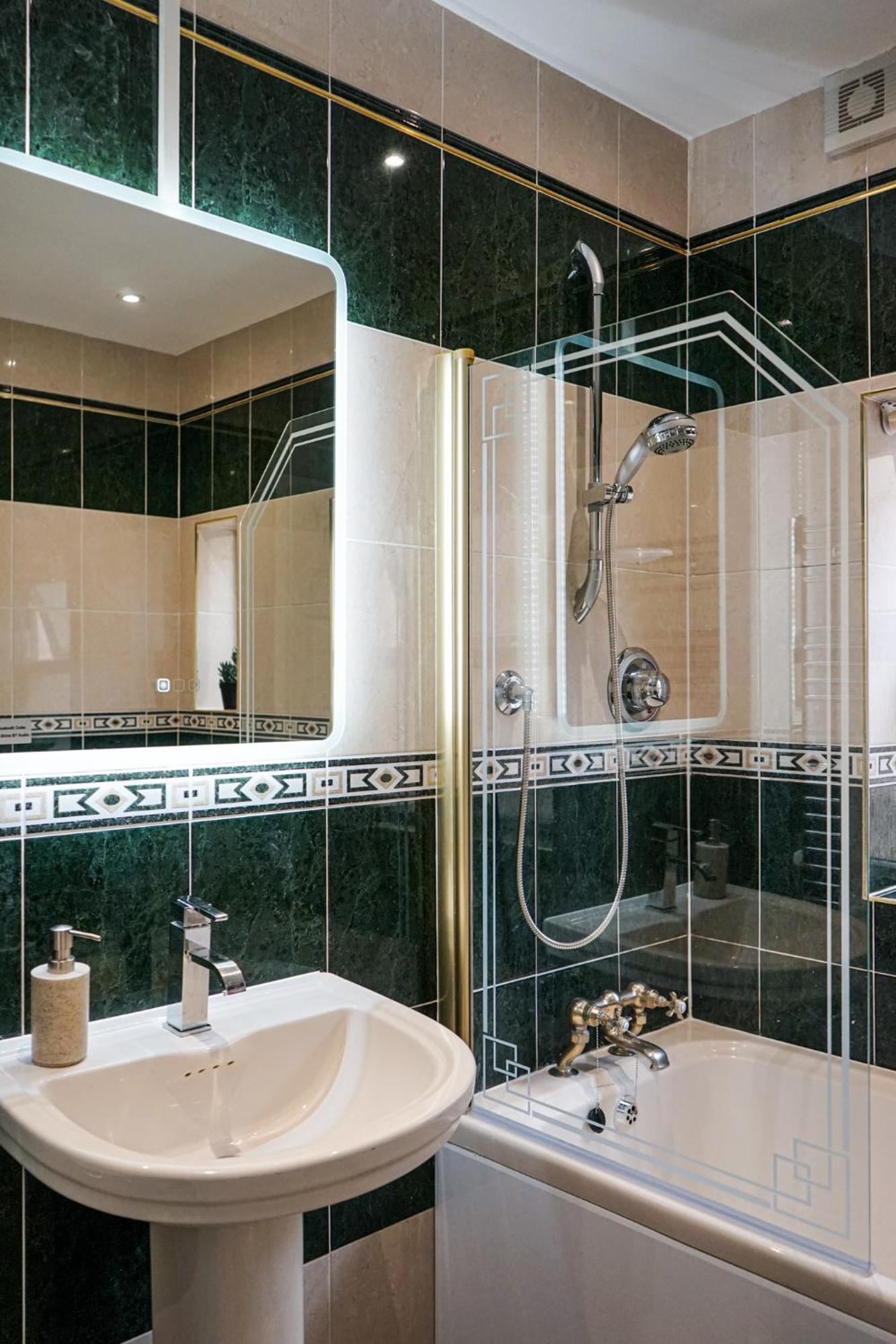 Luxury 5 Star Apartments, Parking, Garden, Near Metro Stations 10-15mins To Apartamento Londres