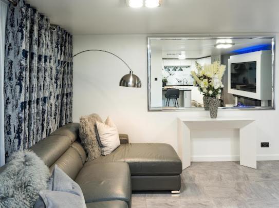 Appartement New Modern Hybrid 4 Bedroom 7 Bed 9 Guest Capacity Londen