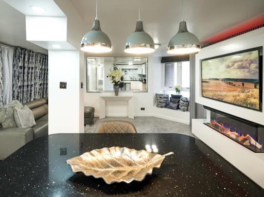 Appartement New Modern Hybrid 4 Bedroom 7 Bed 9 Guest Capacity Londen