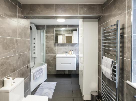 New Modern Hybrid 4 Bedroom 7 Bed 9 Guest Capacity Appartement