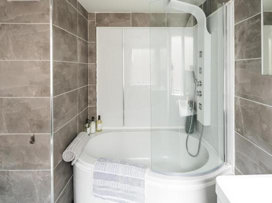 New Modern Hybrid 4 Bedroom 7 Bed 9 Guest Capacity Appartement *