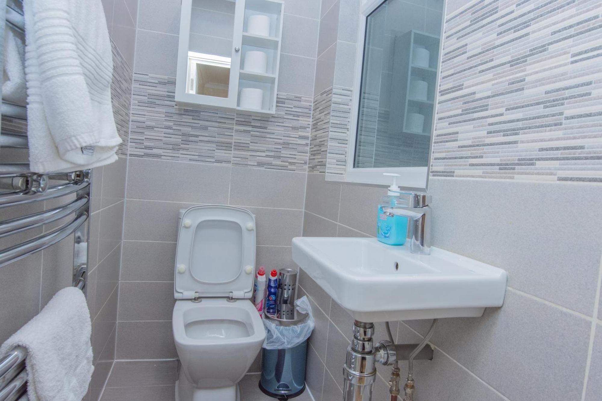 Evergreen Apartments- Flat 1, * London