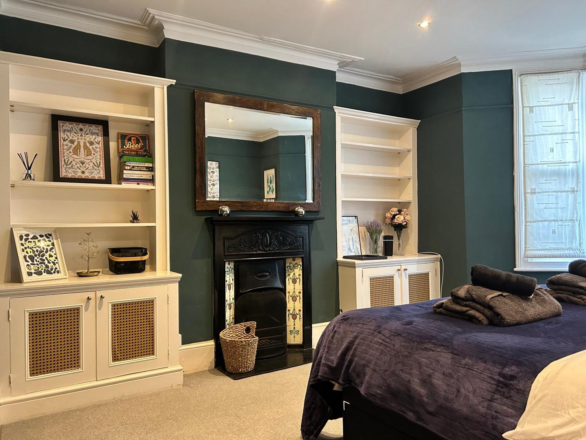 2 Bedrooms With Private Garden Walking Distance To Underground Ideal For Families Apartment