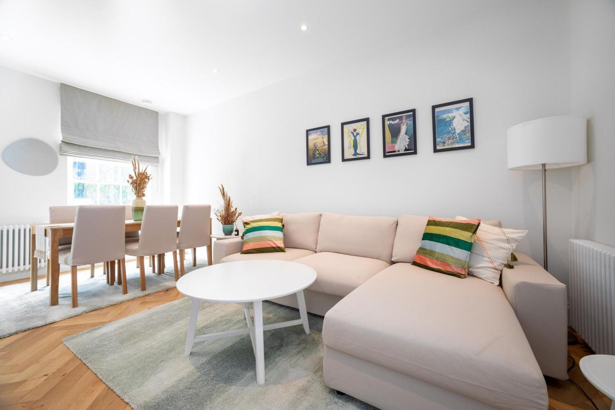 Appartement 3 Bedroom Flat With Terrace In *