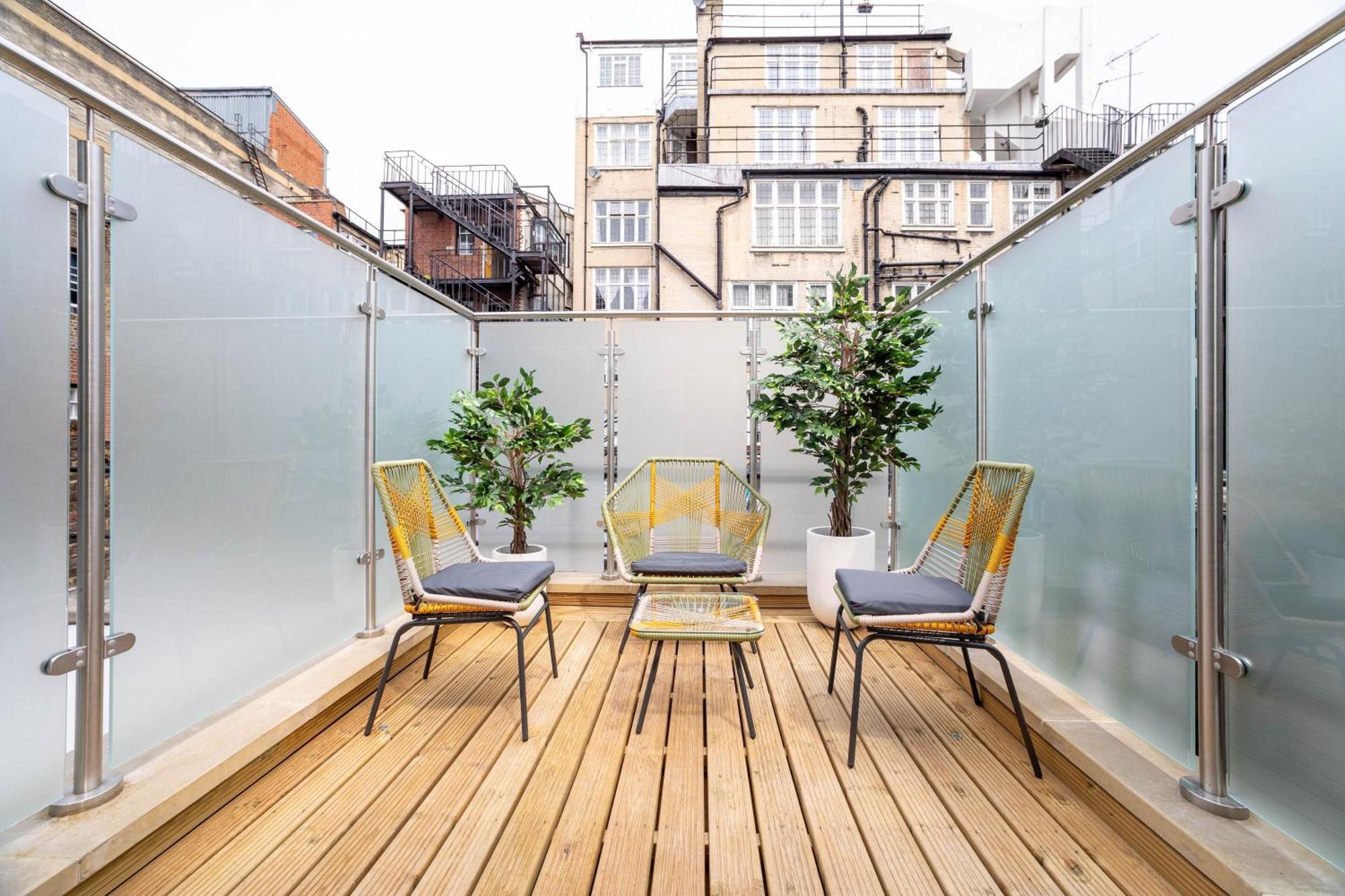 3 Bedroom Flat With Terrace In * Londres