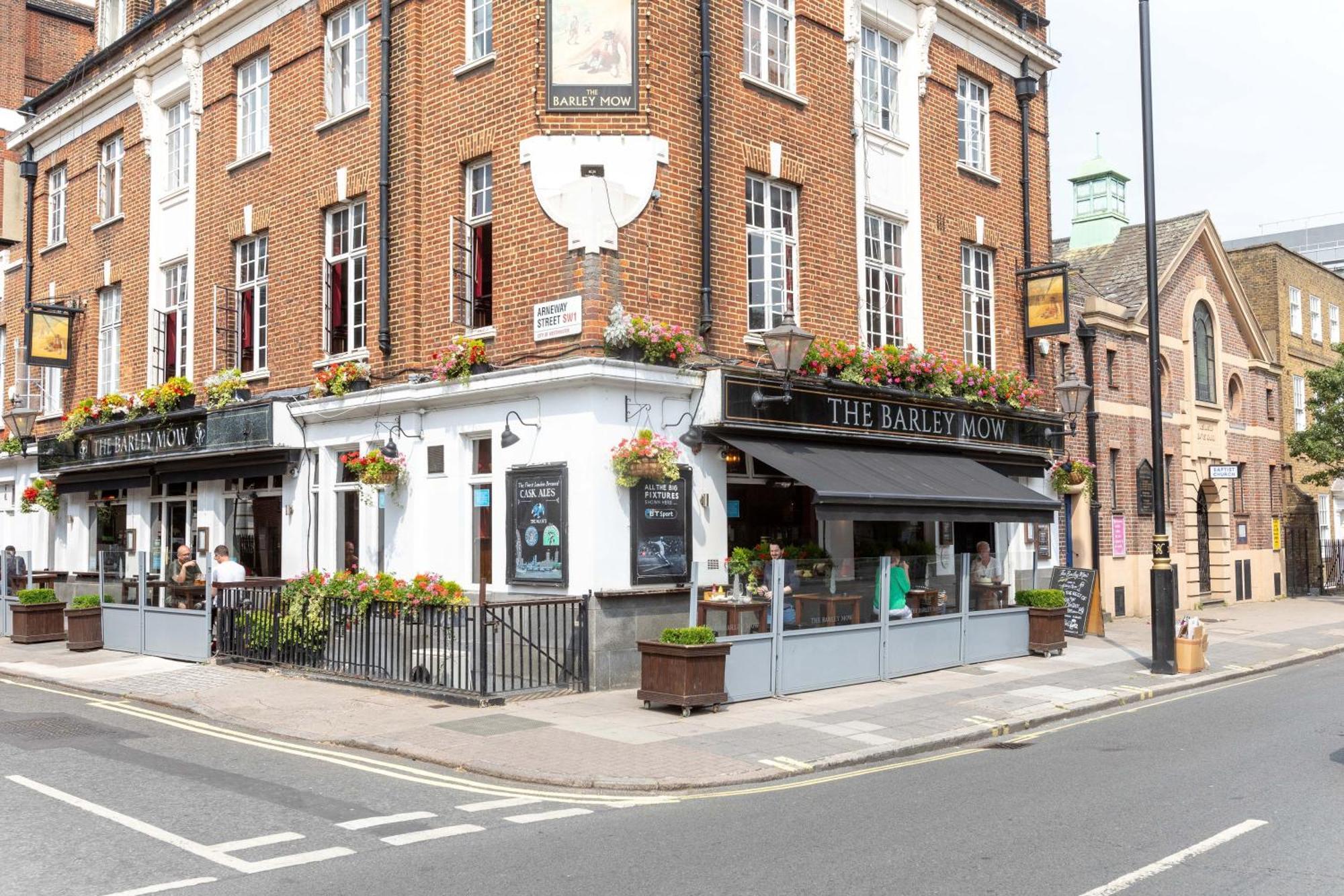 3 Bedroom Flat With Terrace In Londres
