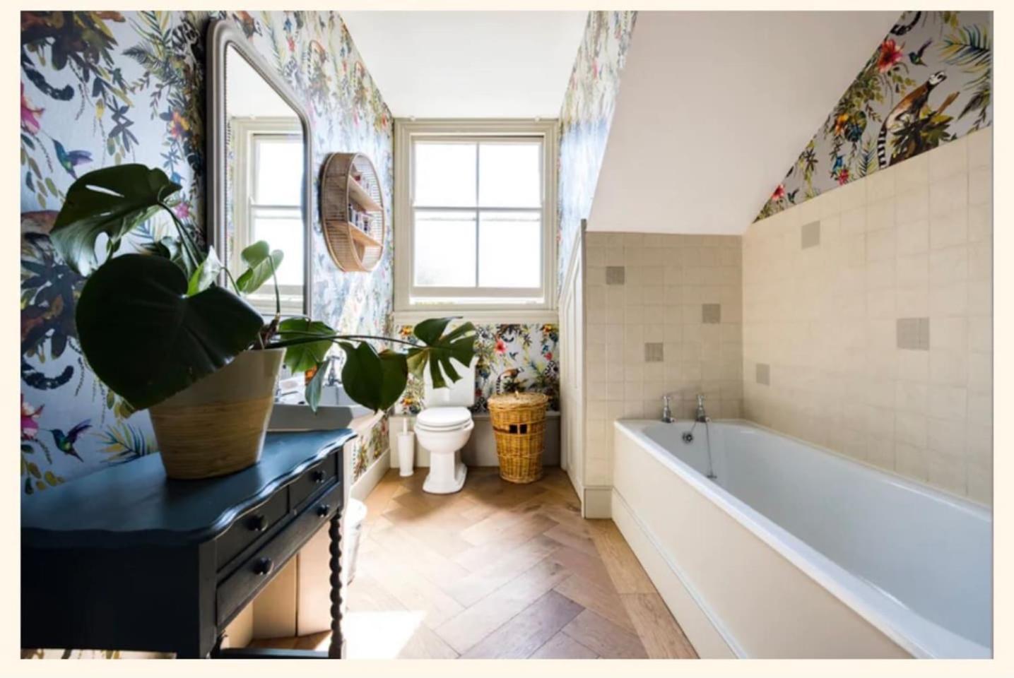 Heaver House - Stunning, Large, 5br House Nr Tube And Tooting Common Villa *