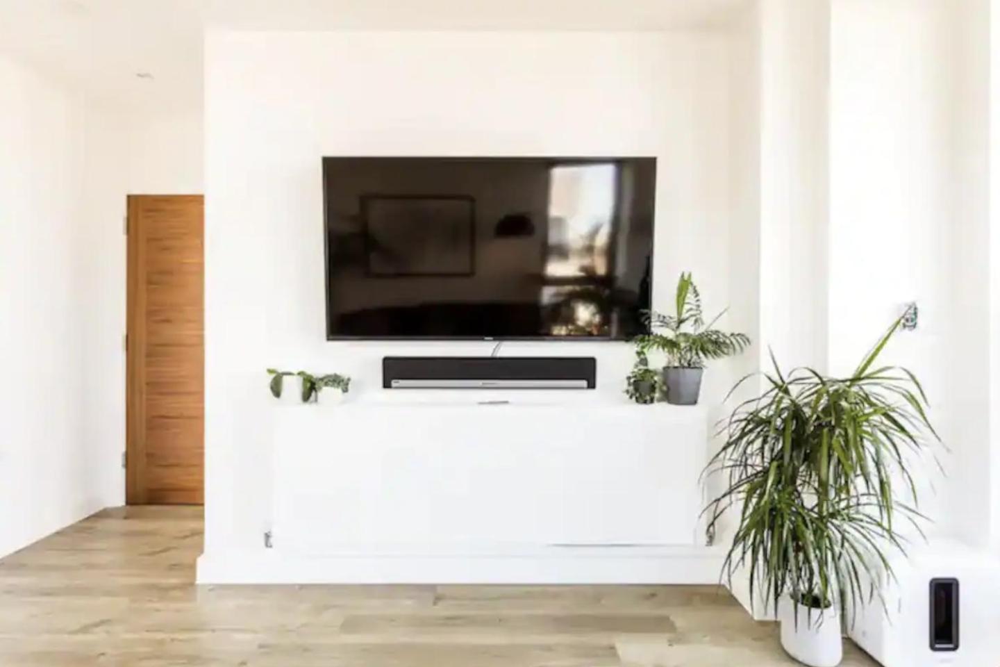 Modern 1 Bed L Views L Work Space *