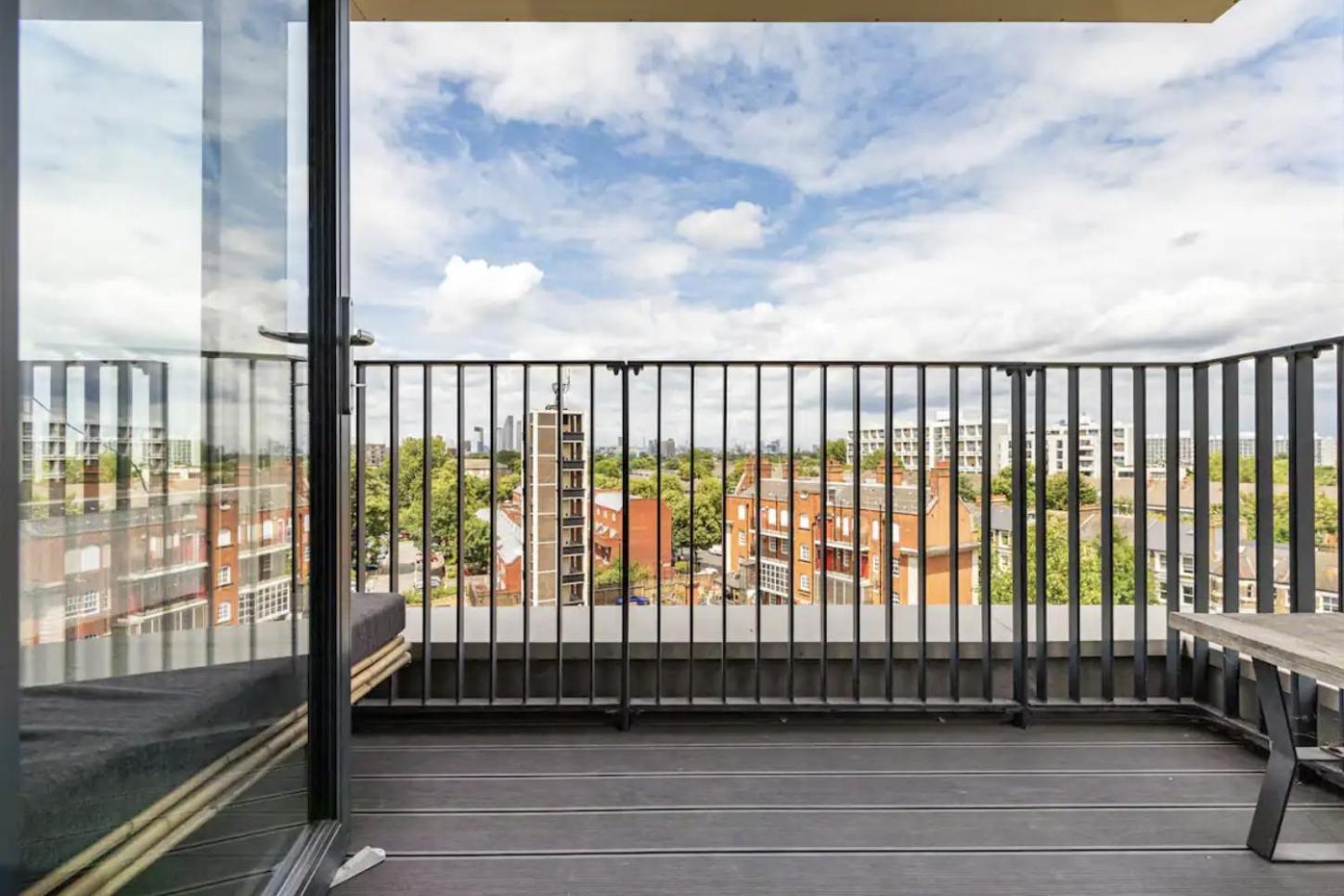 Modern 1 Bed L Views L Work Space