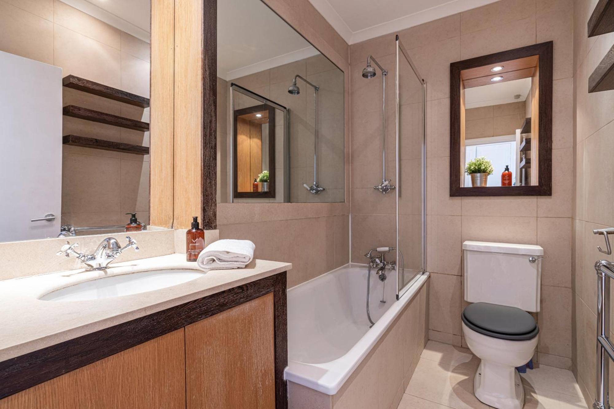 At Kensington And Knightsbridge Apartment *
