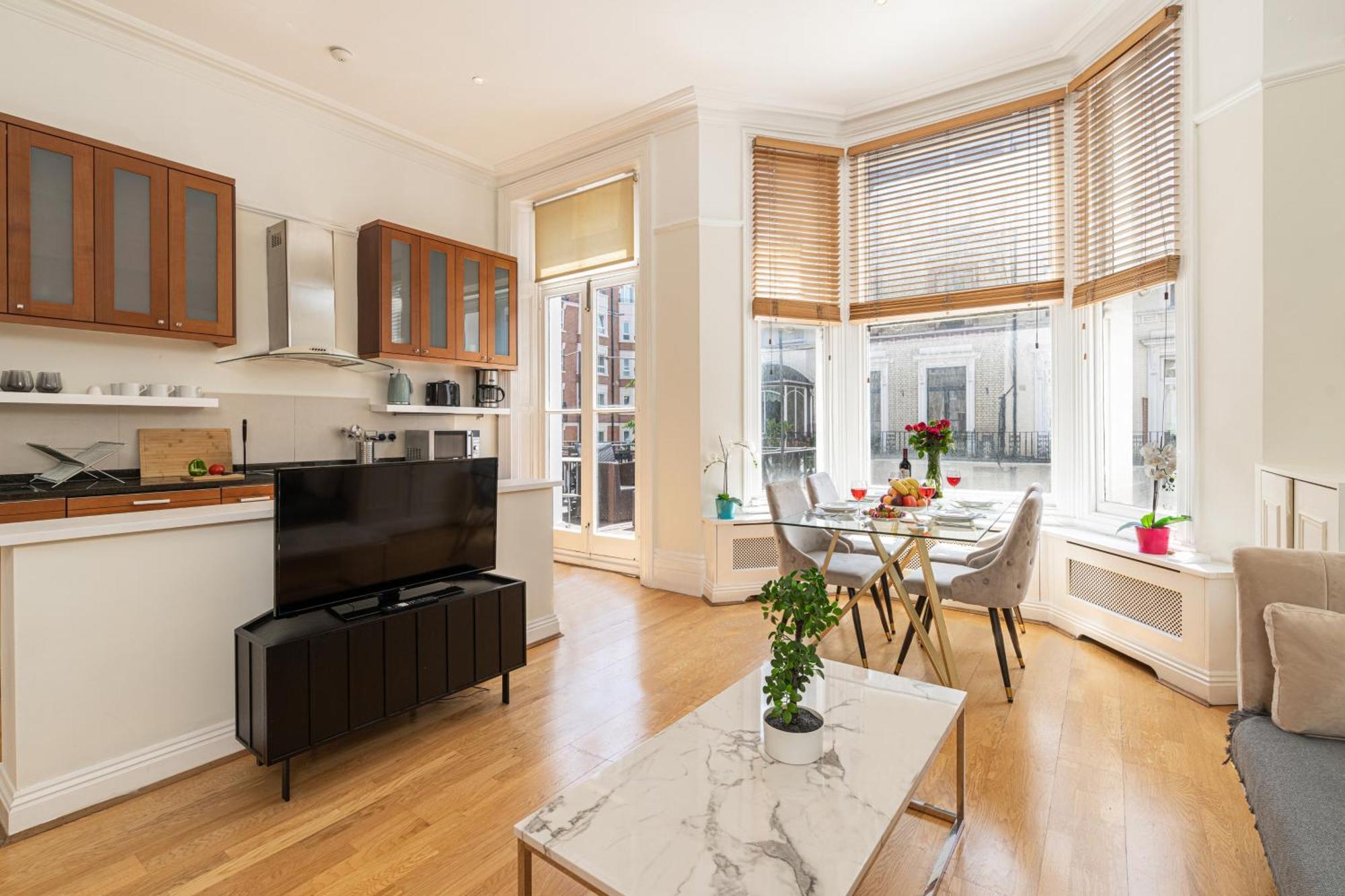 At Kensington And Knightsbridge Apartment