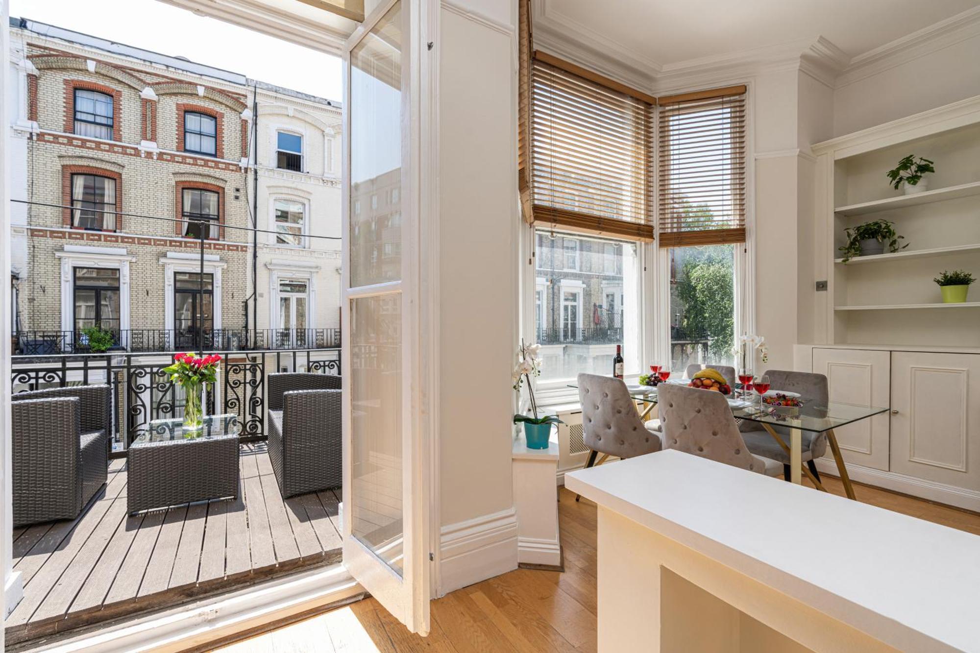 At Kensington And Knightsbridge Apartment London