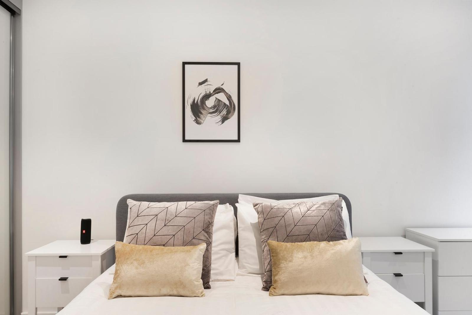 1 Bedroom Close To Tower Hill Apartment *