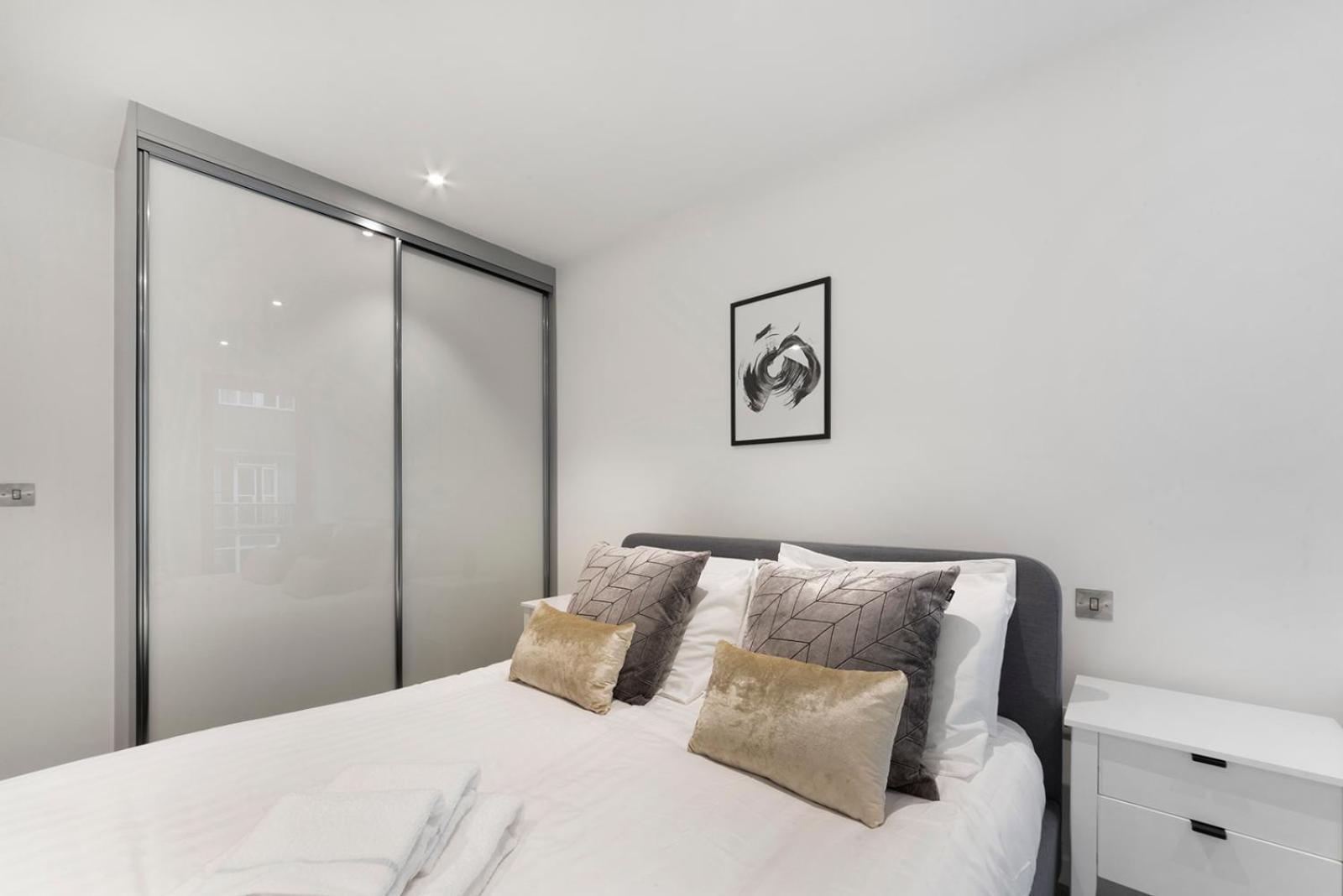 1 Bedroom Close To Tower Hill Apartment London