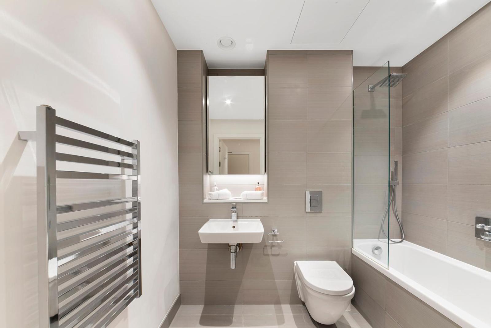 1 Bedroom Close To Tower Hill Apartment