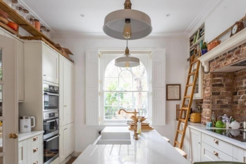 Gorgeous Grade Ii Listed Georgian House - Leafy Square Views - Hébergement de vacances Londres