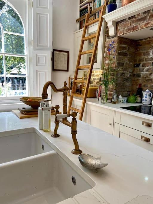 Hébergement de vacances Gorgeous Grade Ii Listed Georgian House - Leafy Square Views - *