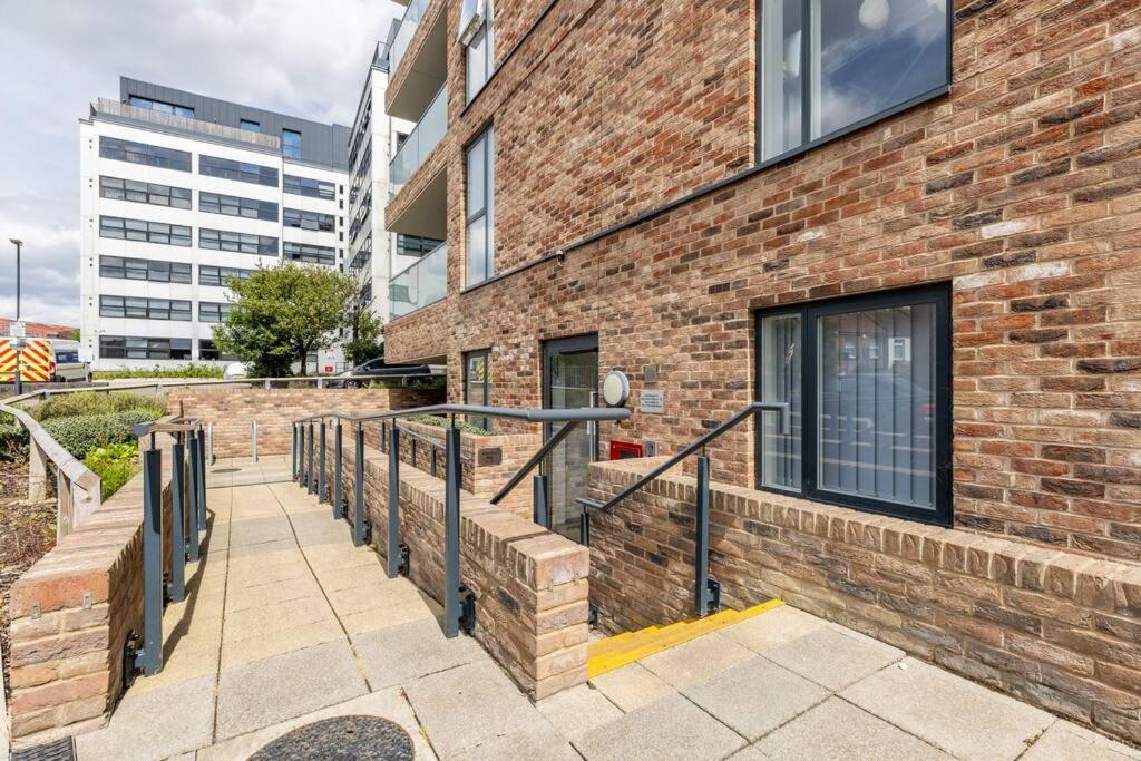 Apartamento Stylish & Comfortable Top-floor Flat In Harrow *