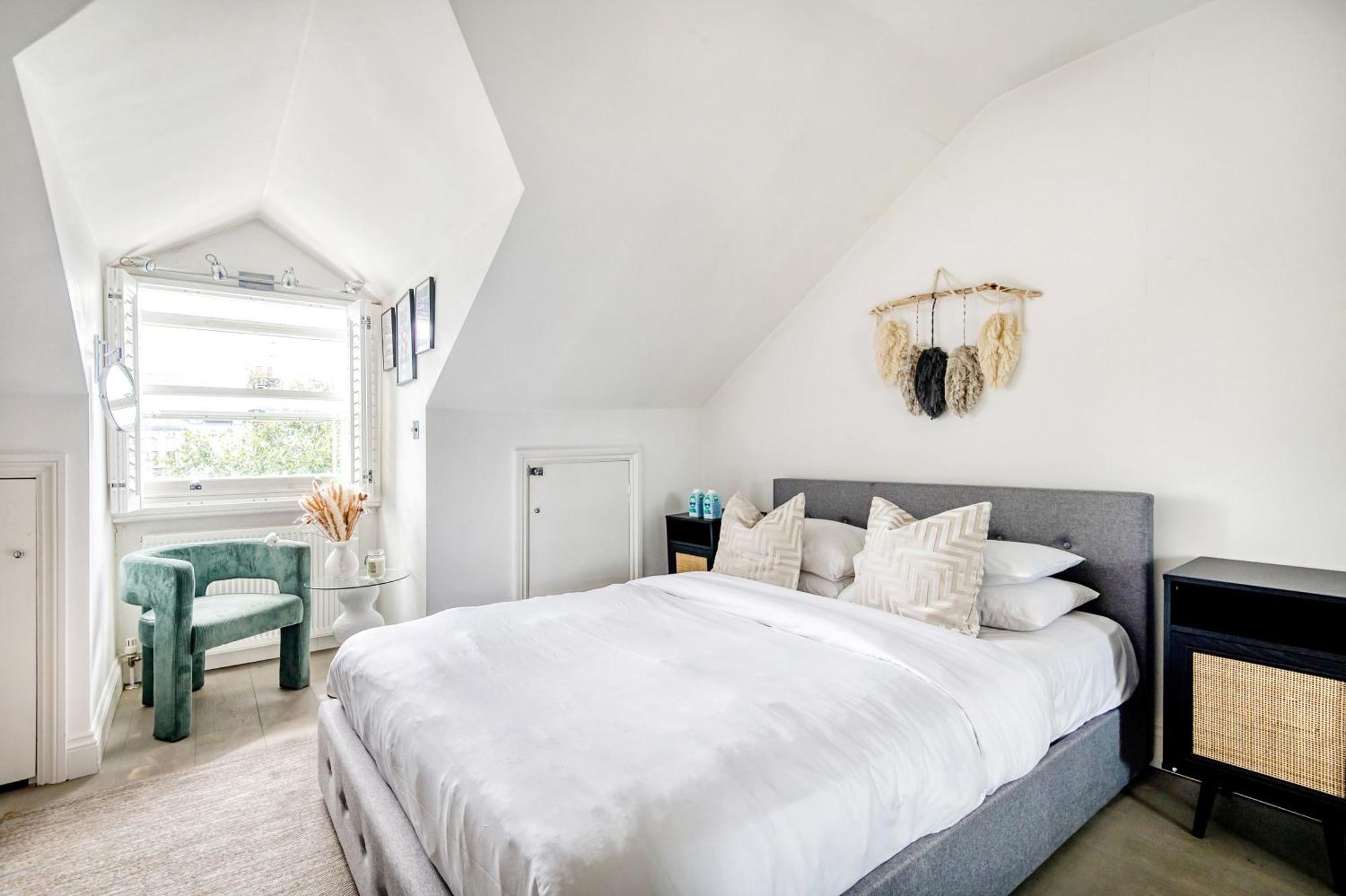 The Luxury 'treehouse' - One Bed Little Venice Apartment