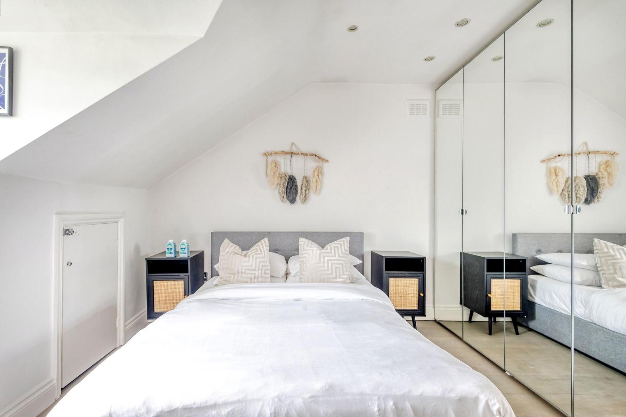 The Luxury 'treehouse' - One Bed Little Venice * London