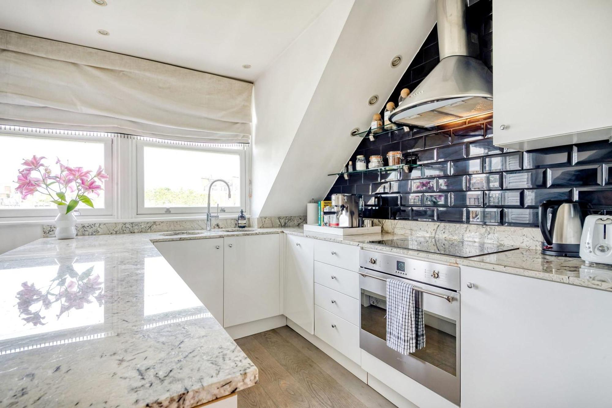 The Luxury 'treehouse' - One Bed Little Venice Apartment London