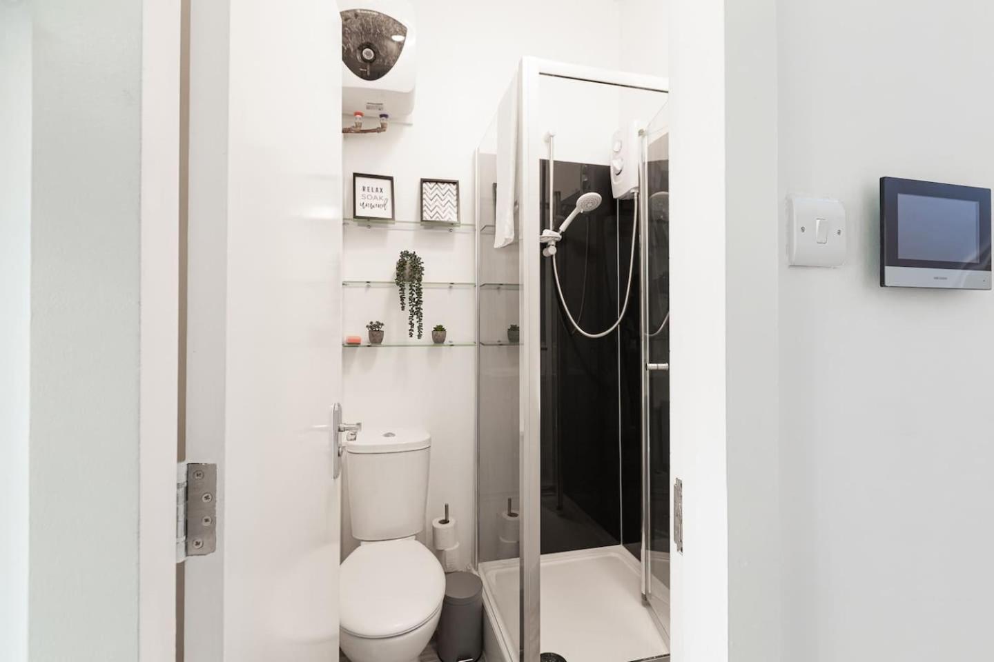 Trendy And Spacious Near Notting Hill 1 *