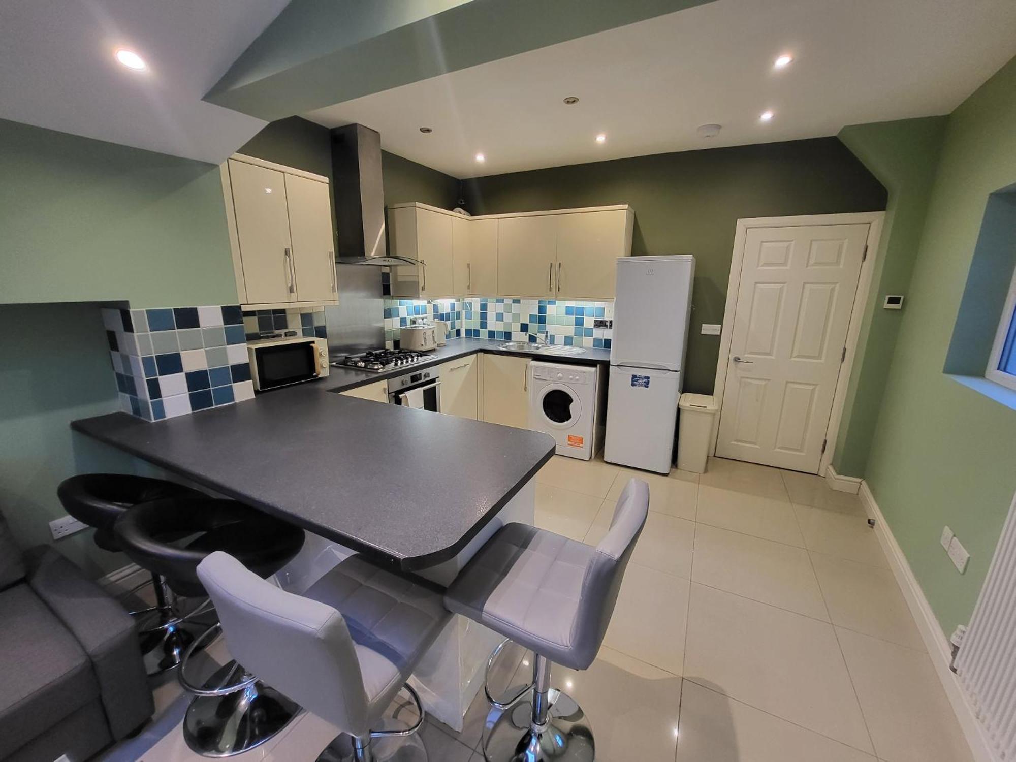 Large 4 Bedroom House In Appartement