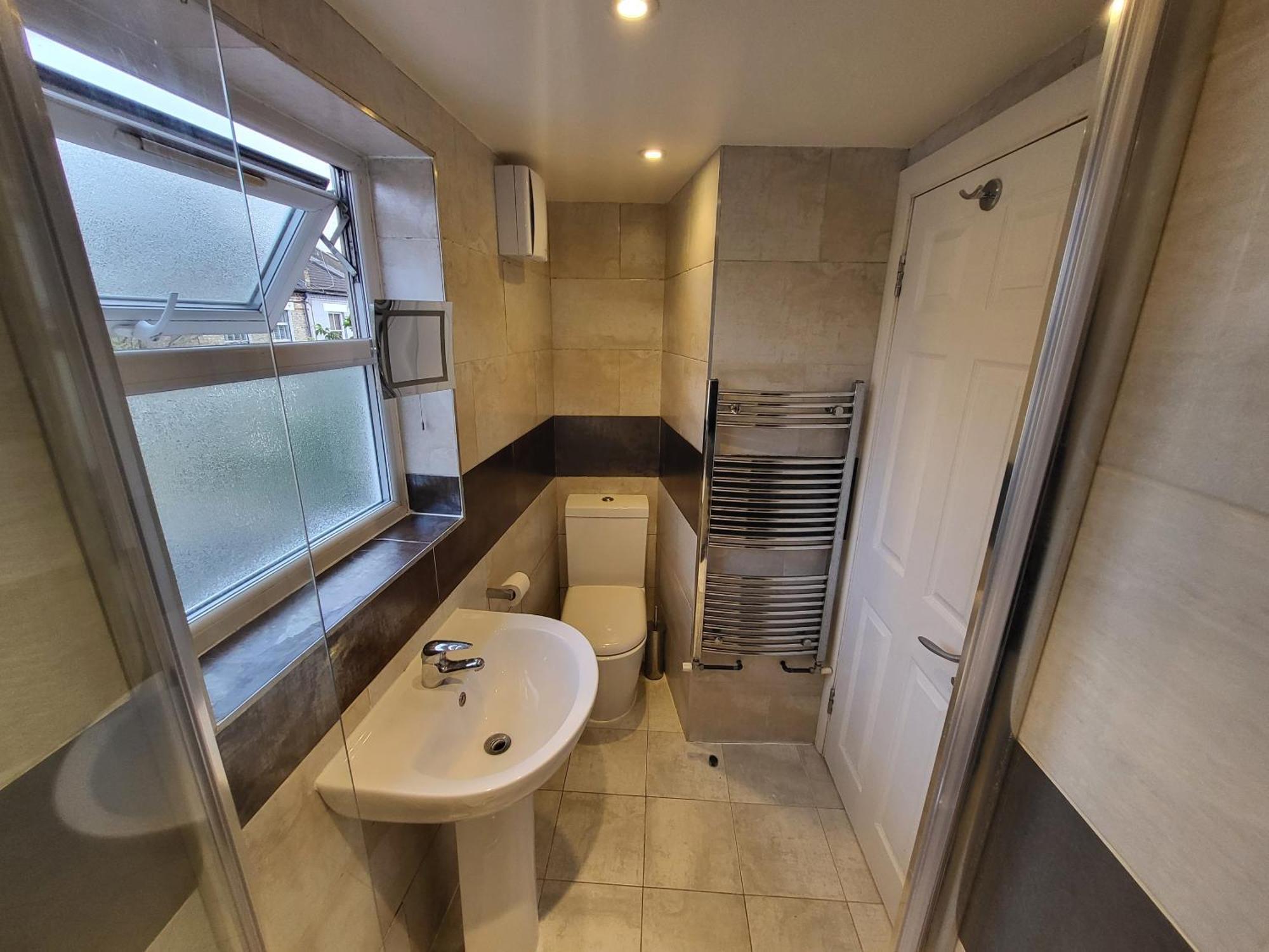 Large 4 Bedroom House In Appartement *
