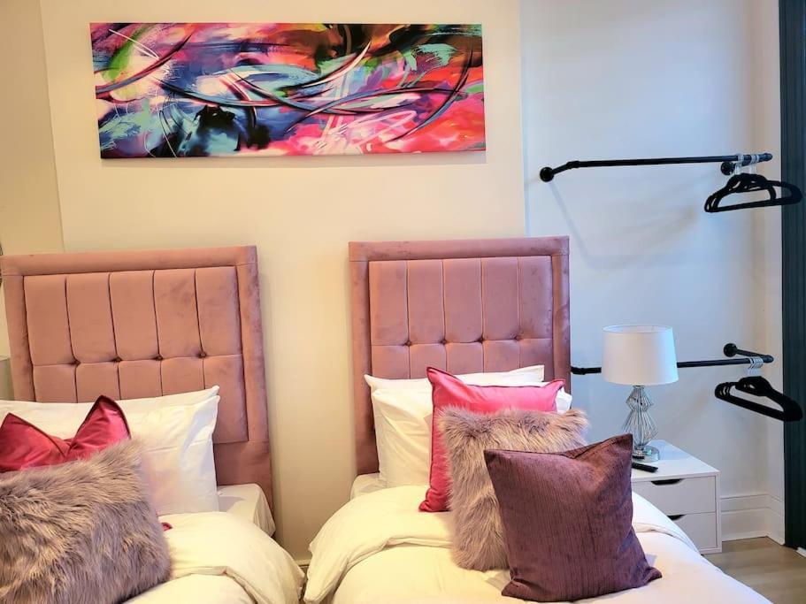Spacious Six Bedrooms House By Sensational Short Lets & Serviced With 13 Beds, Free Parking, Free Wi-fi & Balcony Casa de Férias *