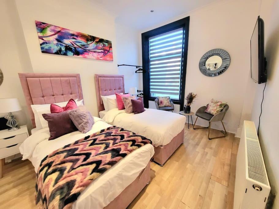 Casa de Férias Spacious Six Bedrooms House By Sensational Short Lets & Serviced With 13 Beds, Free Parking, Free Wi-fi & Balcony Londres
