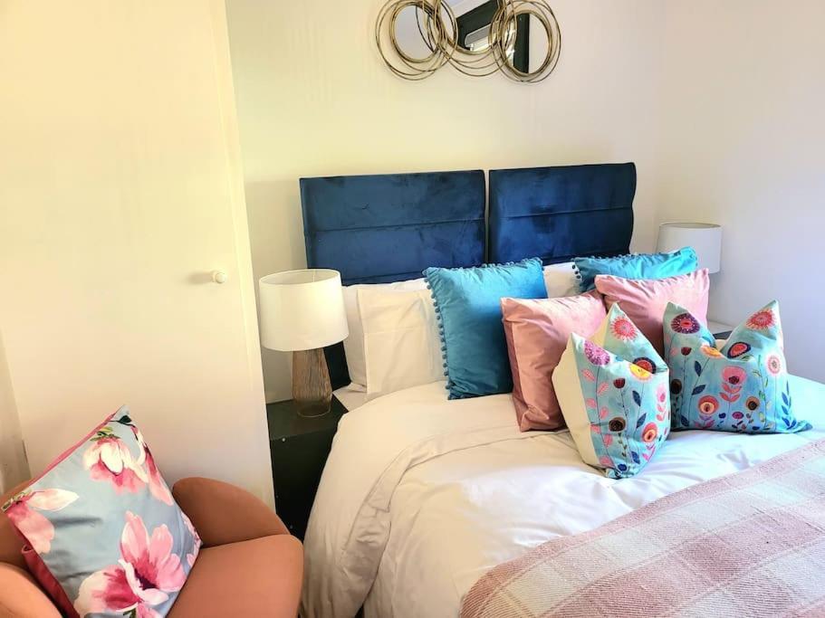 Spacious Six Bedrooms House By Sensational Short Lets & Serviced With 13 Beds, Free Parking, Free Wi-fi & Balcony Casa de Férias Londres