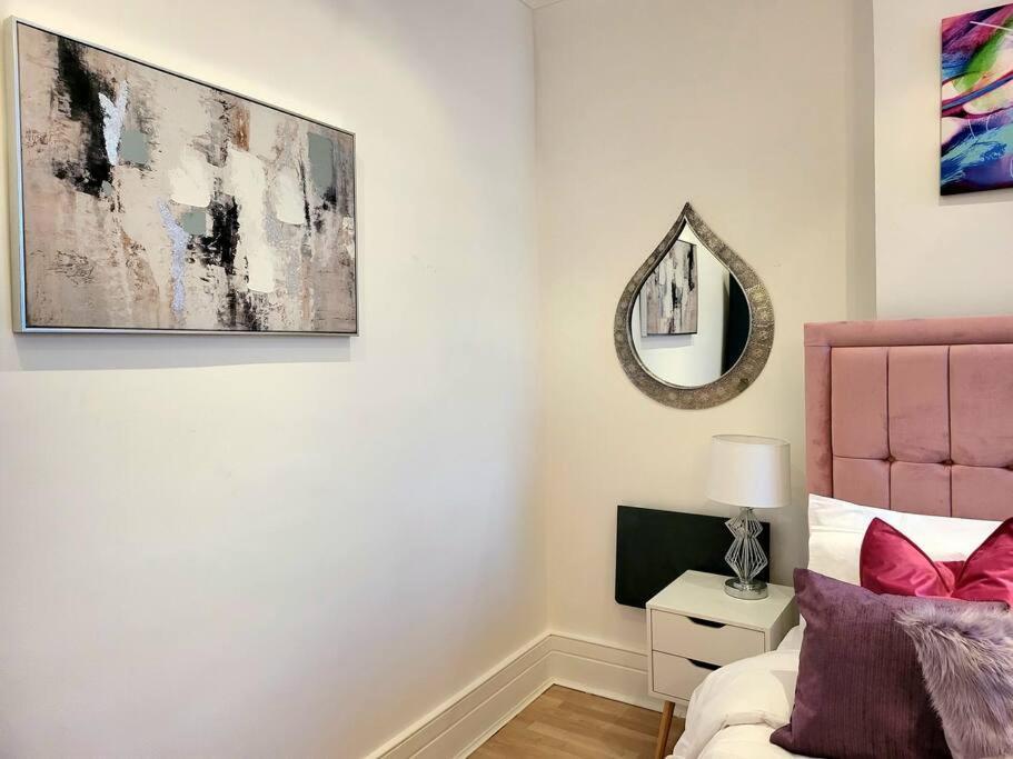 Spacious Six Bedrooms House By Sensational Short Lets & Serviced With 13 Beds, Free Parking, Free Wi-fi & Balcony Casa de Férias
