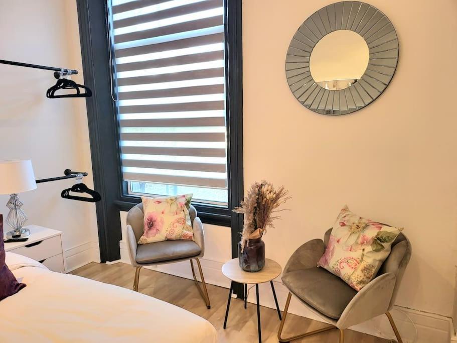 Spacious Six Bedrooms House By Sensational Short Lets & Serviced With 13 Beds, Free Parking, Free Wi-fi & Balcony Casa de Férias *