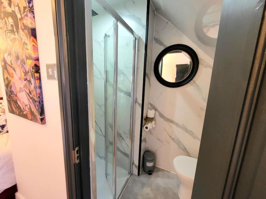 Spacious Six Bedrooms House By Sensational Short Lets & Serviced With 13 Beds, Free Parking, Free Wi-fi & Balcony * Londres