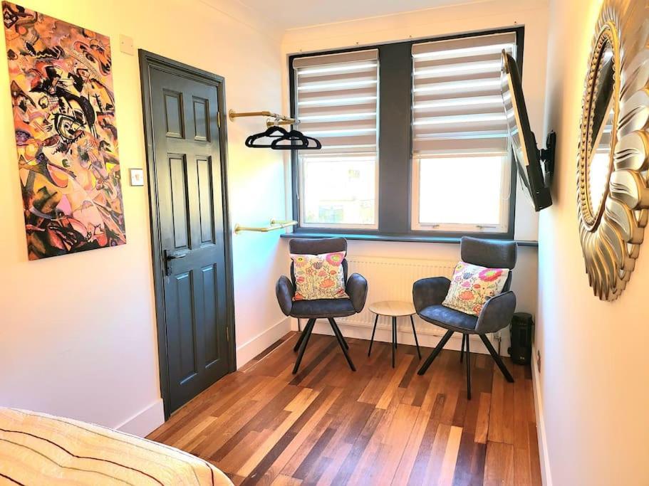 Casa de Férias Spacious Six Bedrooms House By Sensational Short Lets & Serviced With 13 Beds, Free Parking, Free Wi-fi & Balcony Londres