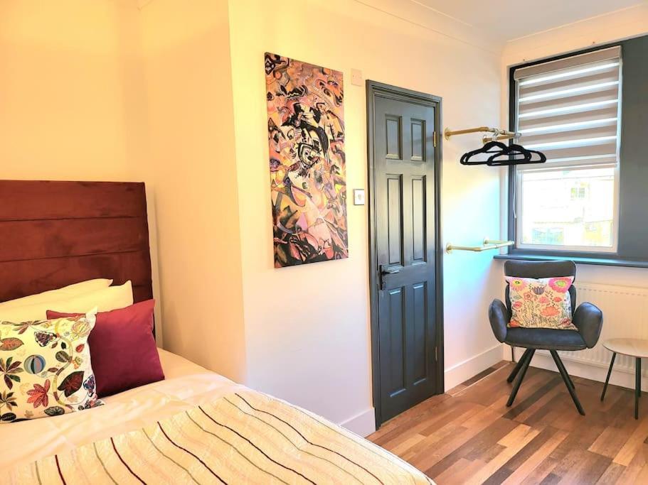 Spacious Six Bedrooms House By Sensational Short Lets & Serviced With 13 Beds, Free Parking, Free Wi-fi & Balcony Casa de Férias Londres