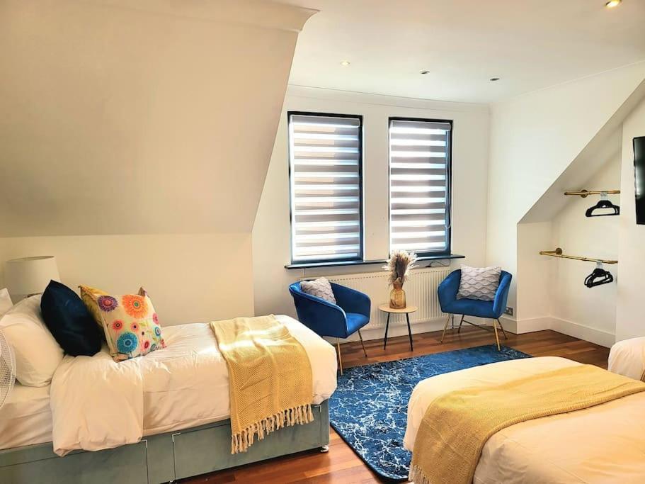 Spacious Six Bedrooms House By Sensational Short Lets & Serviced With 13 Beds, Free Parking, Free Wi-fi & Balcony Casa de Férias Londres