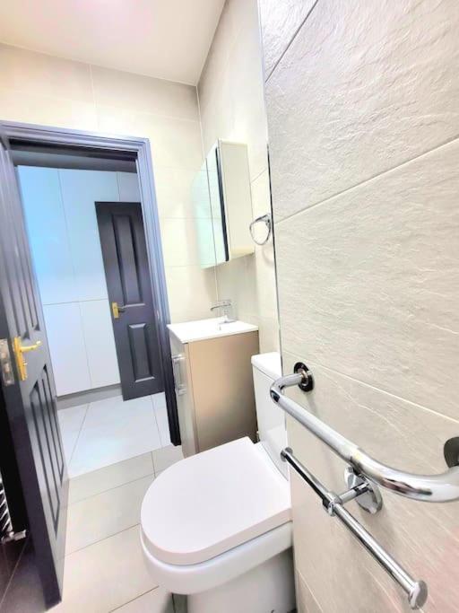 Spacious Six Bedrooms House By Sensational Short Lets & Serviced With 13 Beds, Free Parking, Free Wi-fi & Balcony Casa de Férias *
