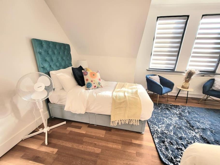 Casa de Férias Spacious Six Bedrooms House By Sensational Short Lets & Serviced With 13 Beds, Free Parking, Free Wi-fi & Balcony *