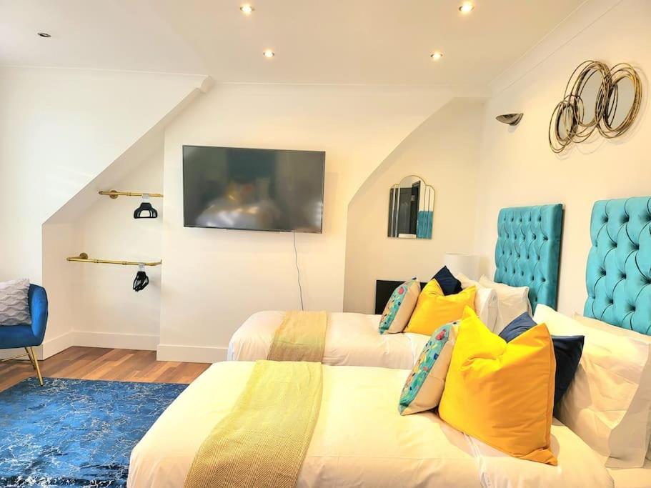Spacious Six Bedrooms House By Sensational Short Lets & Serviced With 13 Beds, Free Parking, Free Wi-fi & Balcony * Londres