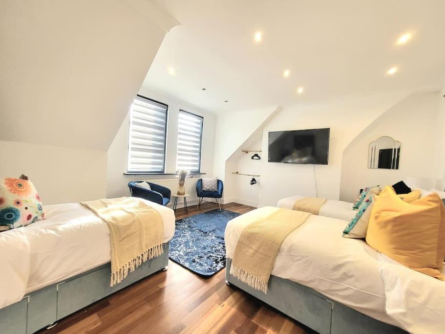 Casa de Férias Spacious Six Bedrooms House By Sensational Short Lets & Serviced With 13 Beds, Free Parking, Free Wi-fi & Balcony
