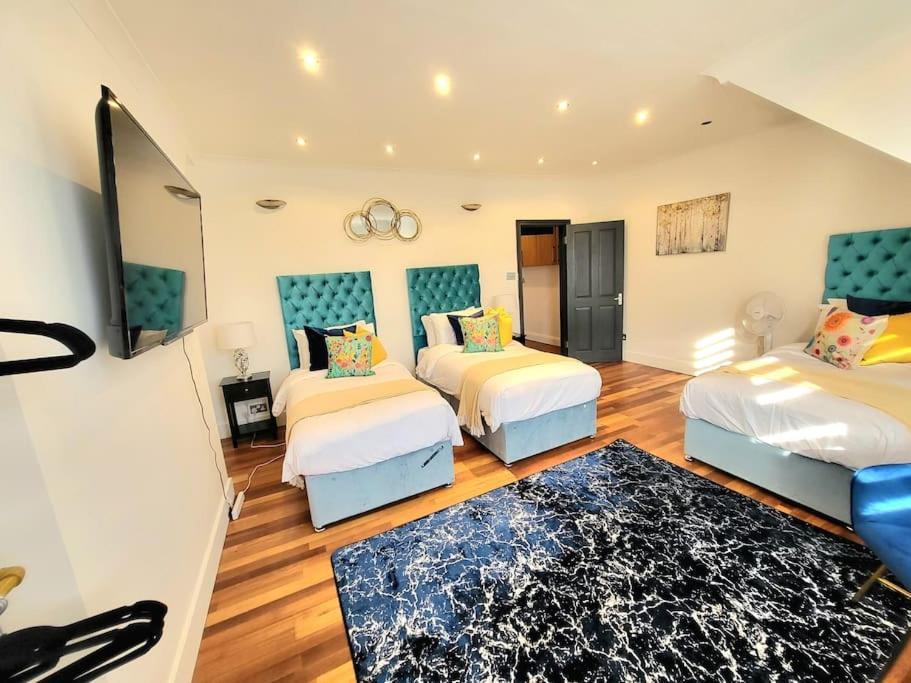 Spacious Six Bedrooms House By Sensational Short Lets & Serviced With 13 Beds, Free Parking, Free Wi-fi & Balcony Casa de Férias *