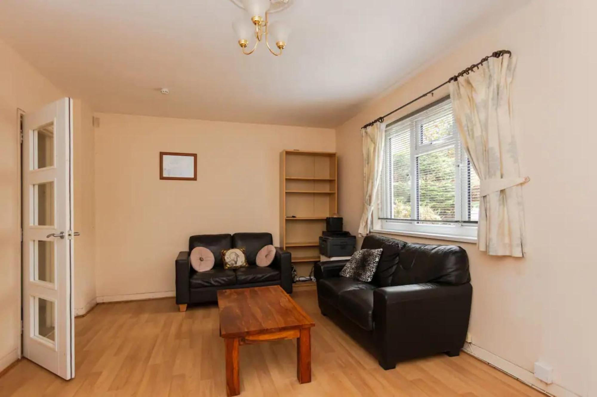 Homely 3 Bedroom House With A Garden Hébergement de vacances Londres