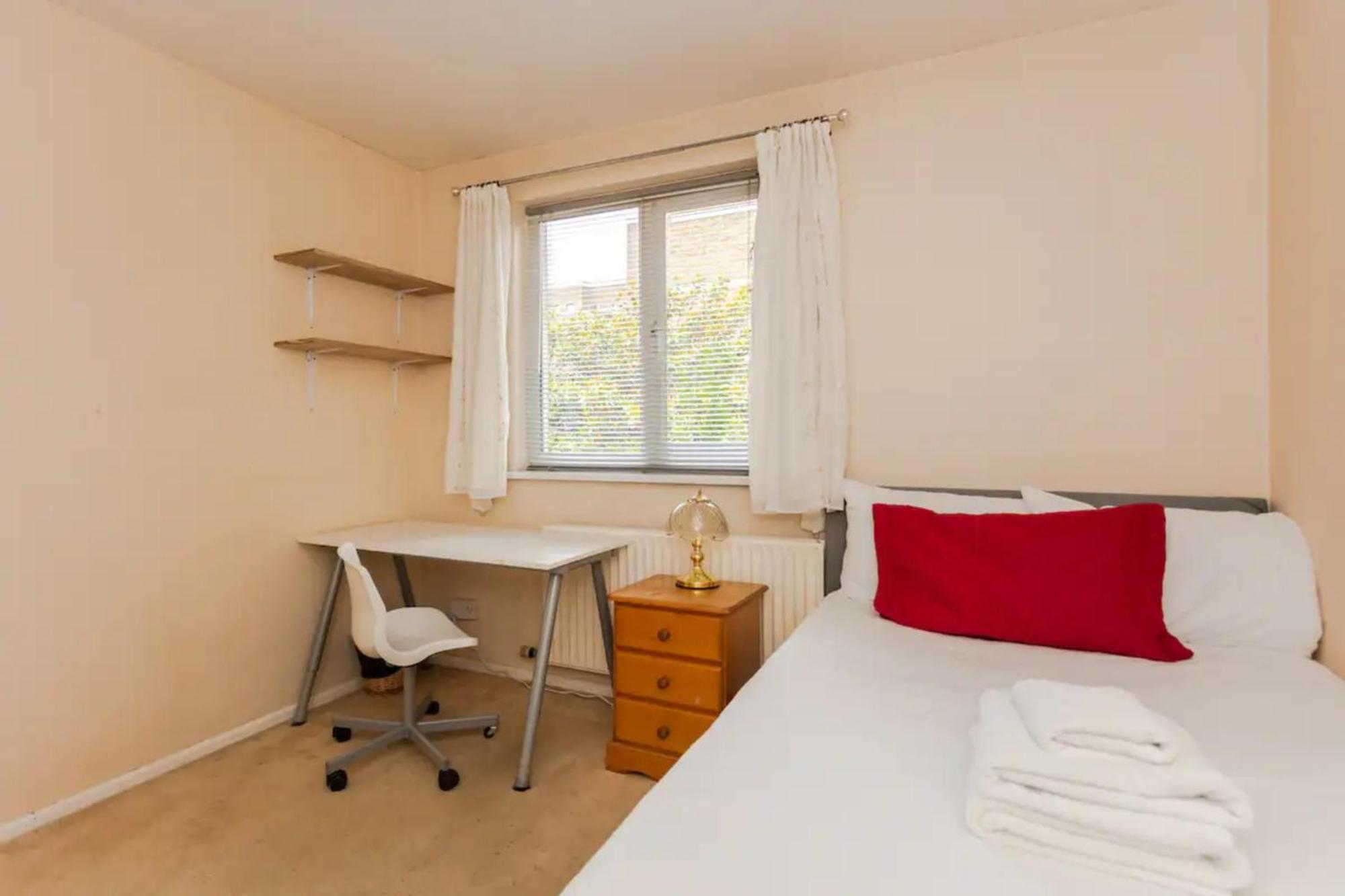 Hébergement de vacances Homely 3 Bedroom House With A Garden *