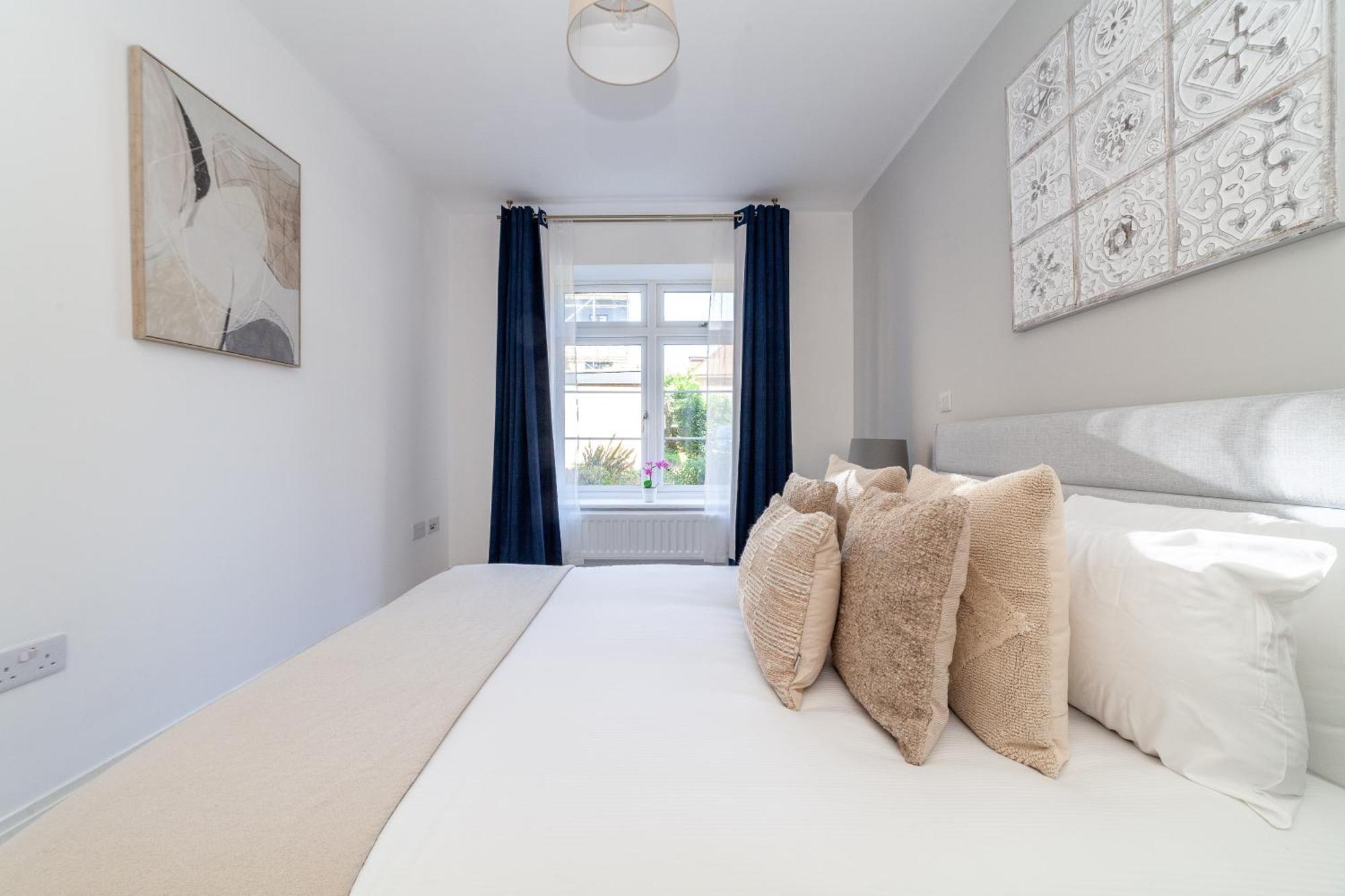The Isleworth Collection * London